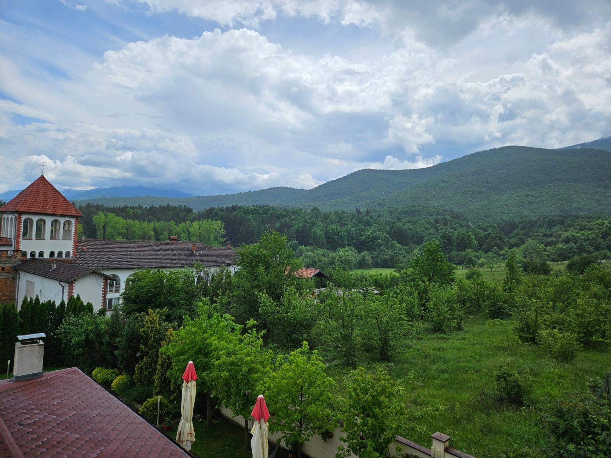 Family Hotel Komhotel Berkovitsa Exterior foto